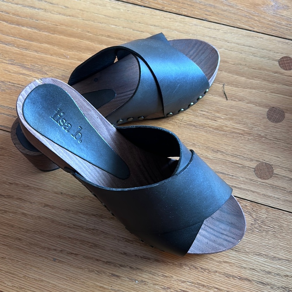 Lisa b. Olive Veg leather open toe clog size 6